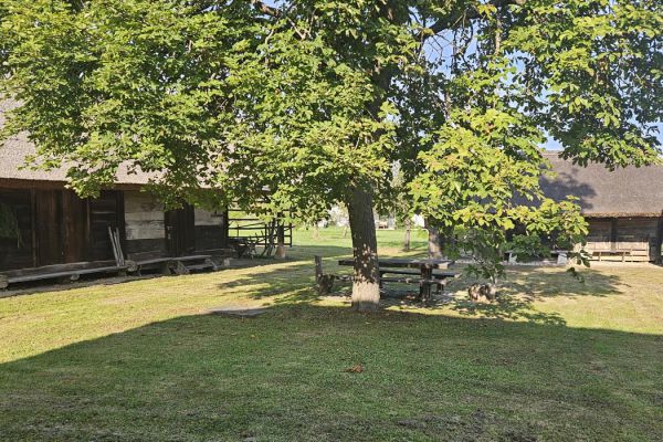 Banova domačija - dvorišče