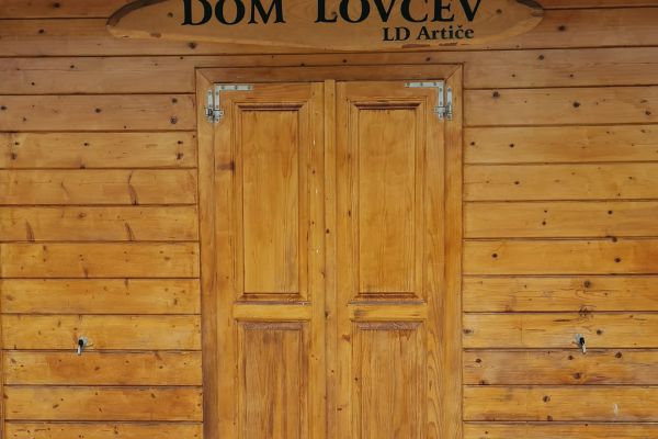 Lovska družina Artiče - vhod v hišo