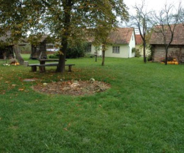 Dvorišče Banove domačije